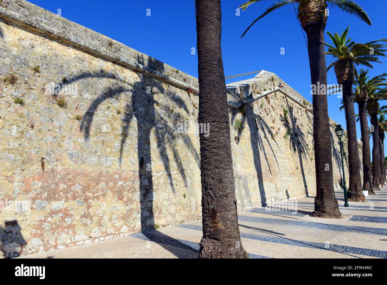 Antiche mura della fortezza a Cascais, Portogallo. Foto Stock