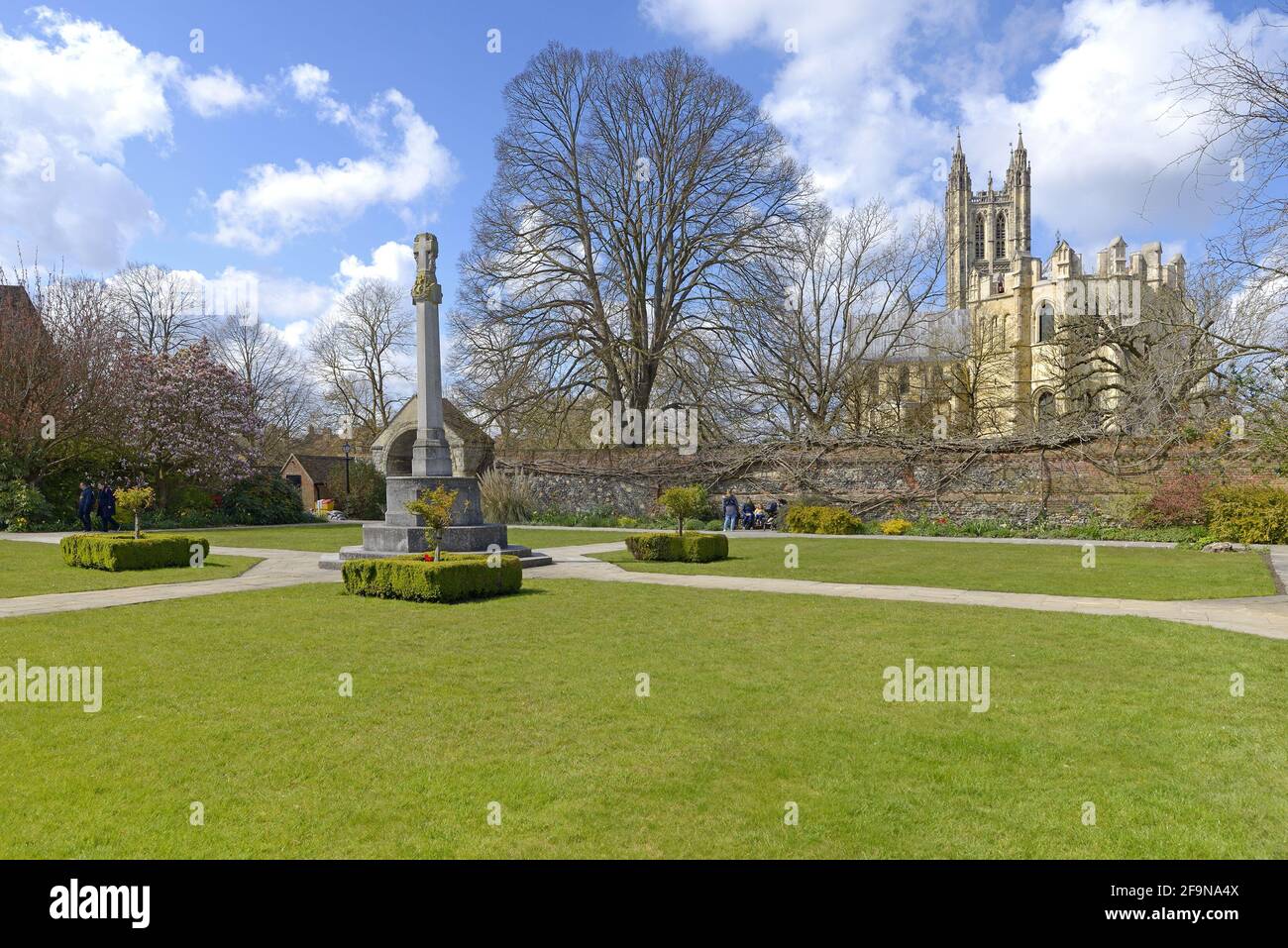 Canterbury, Kent, Regno Unito. Cattedrale di Canterbury: Kent War Memorial Garden - giardino murato all'interno dei quartieri della cattedrale, contenente una croce commemorativa Foto Stock