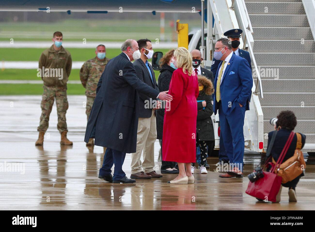 MOLINE, ILLINOIS - 19 APRILE 2021: Dr. Jill Biden, First Lady of the United States of America e Segretario per l'istruzione Miguel Cardona arrivano sull'Air Force Two all'aeroporto internazionale di Quad City il 19 aprile 2021 a Moline, Illinois. Credit: Cruz Gutierrez/The Photo Access Credit: The Photo Access/Alamy Live News Foto Stock