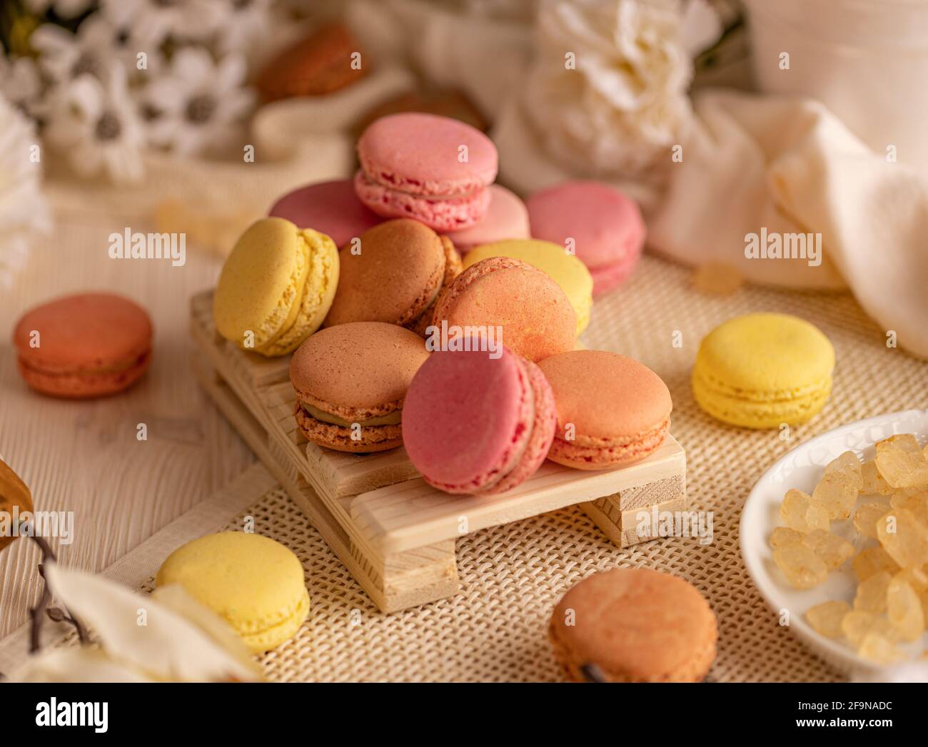 Macaron francesi, biscotti sandwich di meringa leggeri, ariosi e delicati Foto Stock