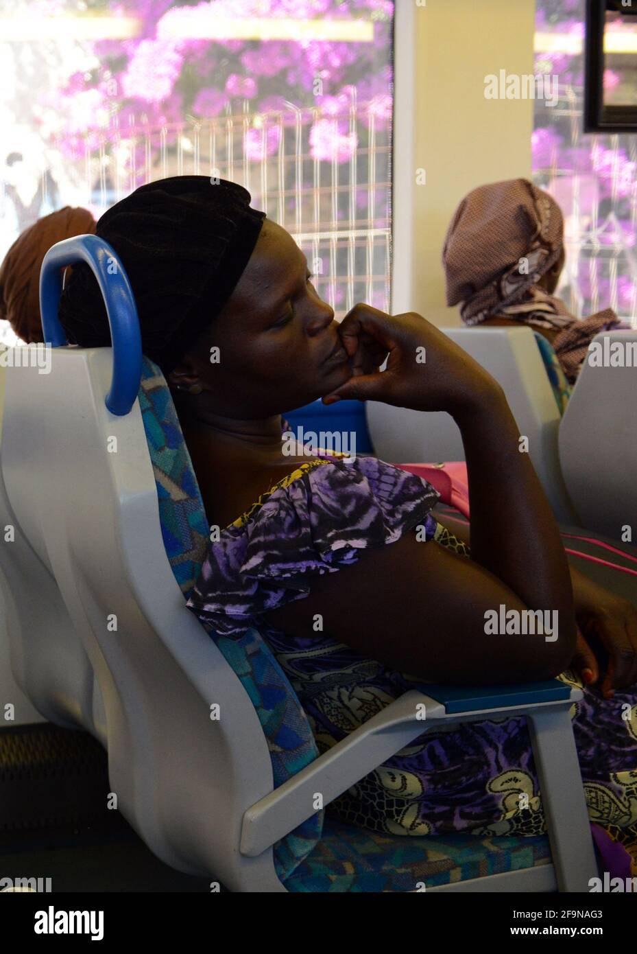 Una donna portoghese nera che pappava sul treno. Foto Stock