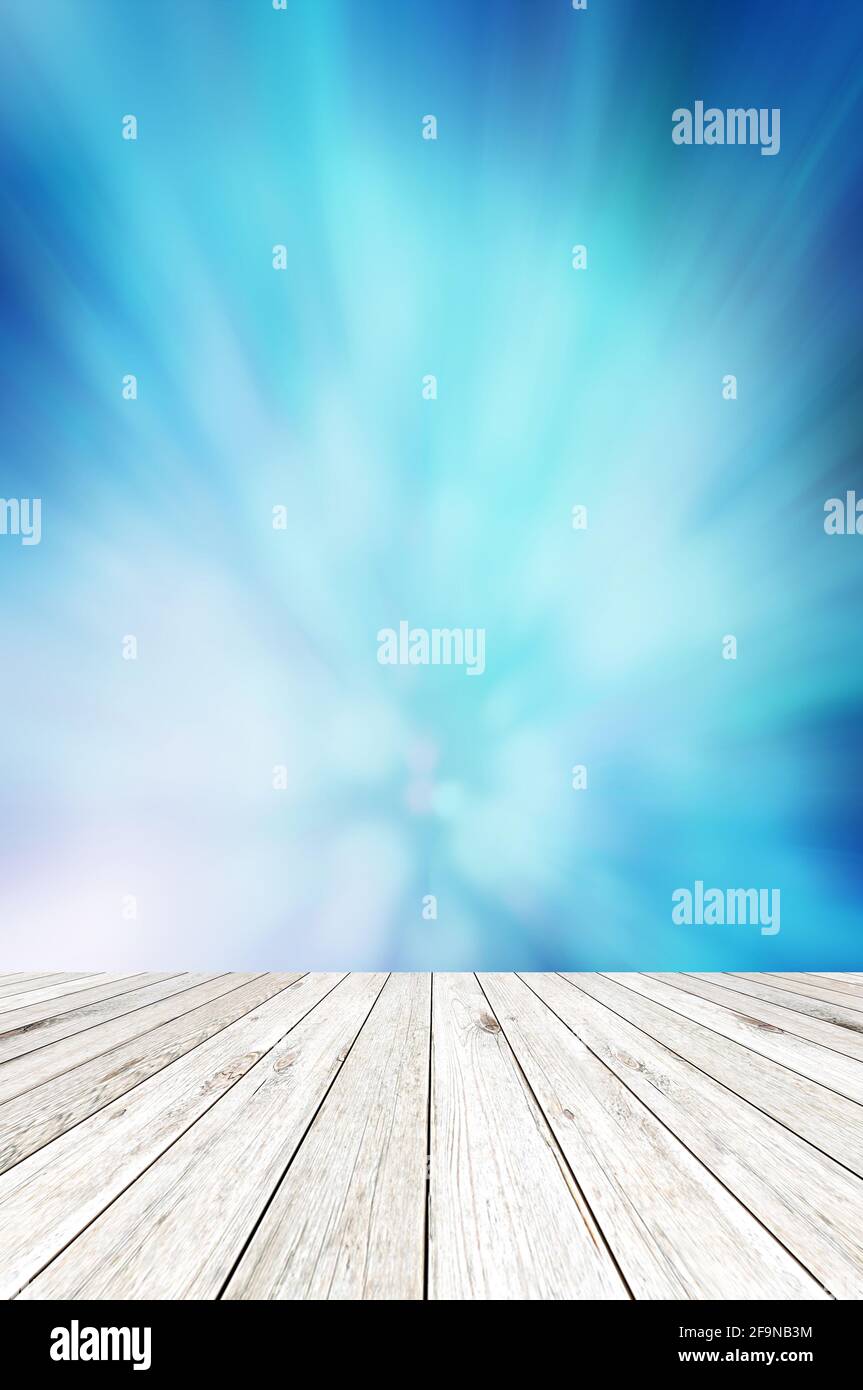 Tavola di legno su lucido sfondo blu astratto Foto Stock