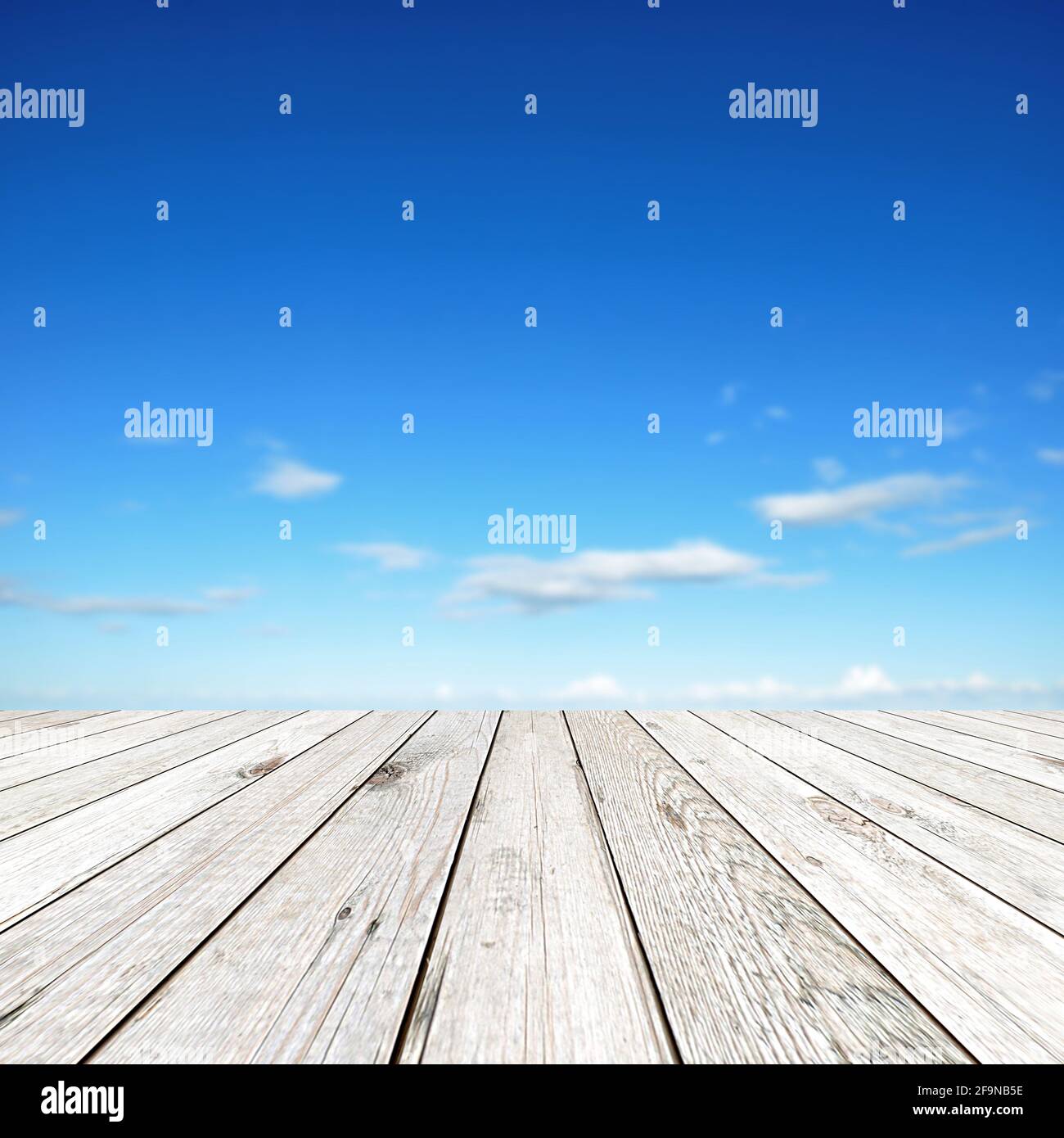 Tavola di legno su sfondo blu cielo Foto Stock