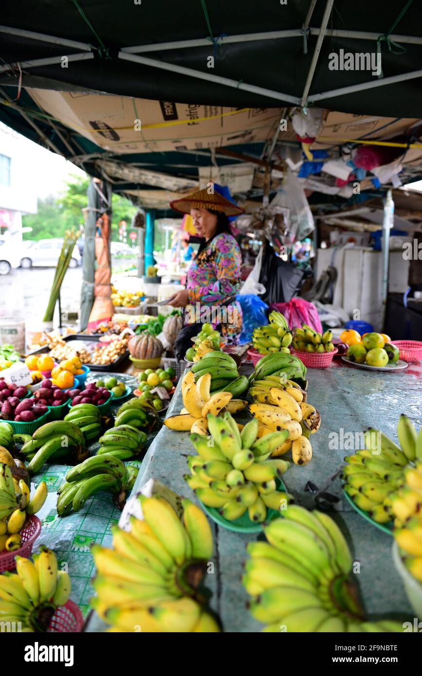 Un venditore malese di banane al mercato colorato a Miri, Malesia. Foto Stock