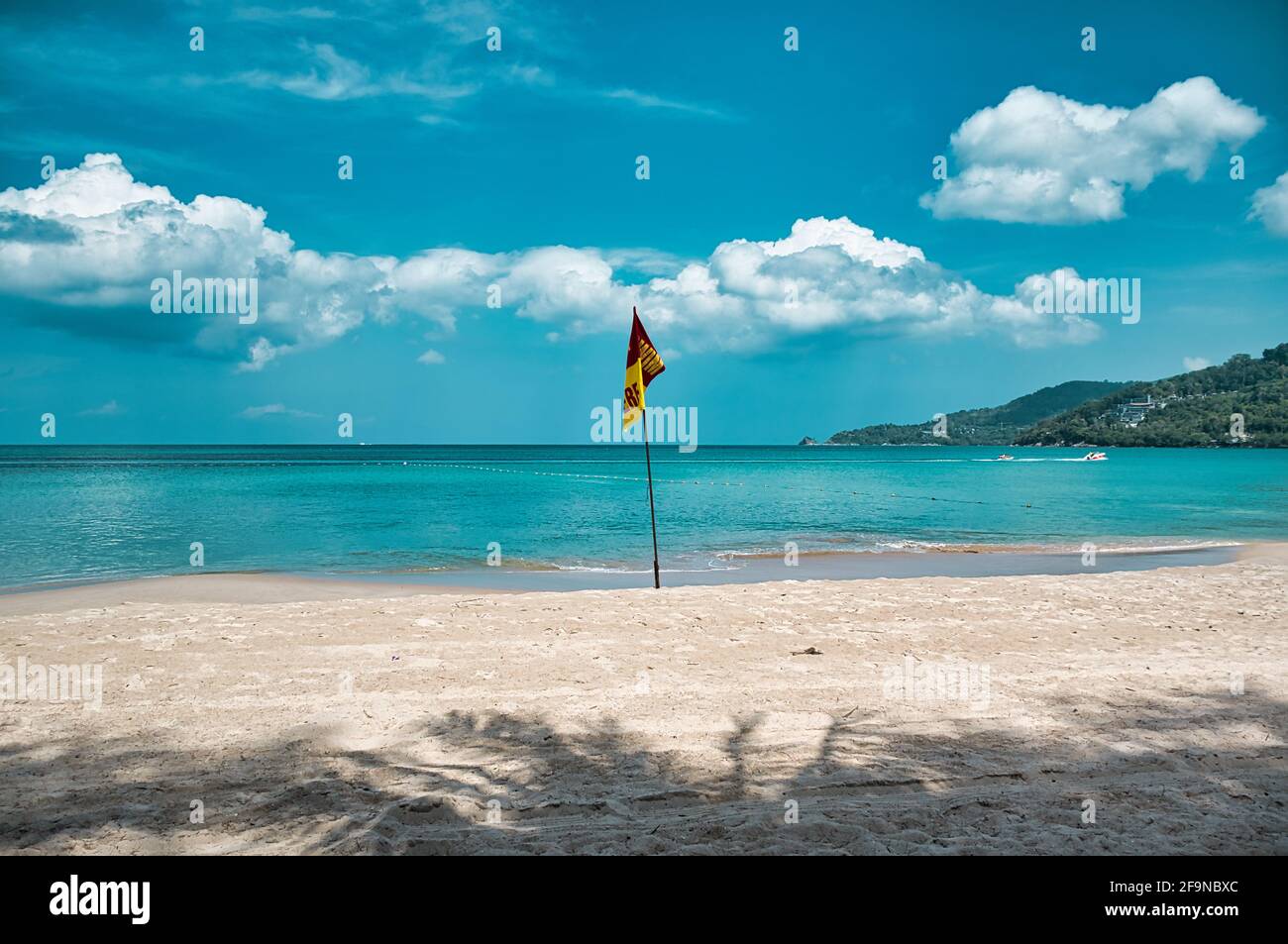 Phuket, Thailandia 19 aprile 2021 Spiaggia di Patong, vuota e tranquilla, con acque turchesi e cielo nuvoloso circo Foto Stock