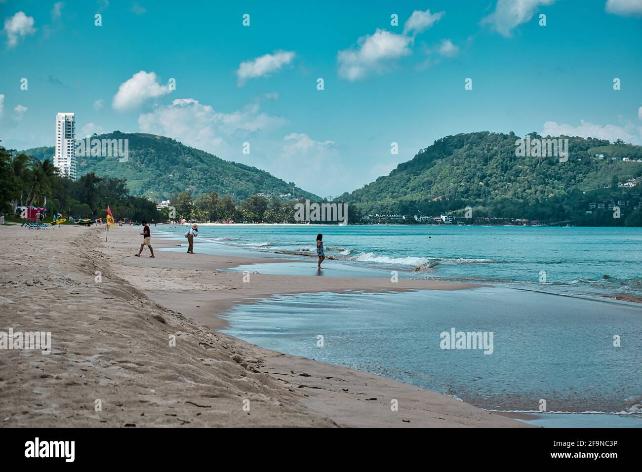 Phuket, Thailandia 19 aprile 2021 Spiaggia di Patong, vuota e tranquilla, con acque turchesi e cielo nuvoloso circo Foto Stock