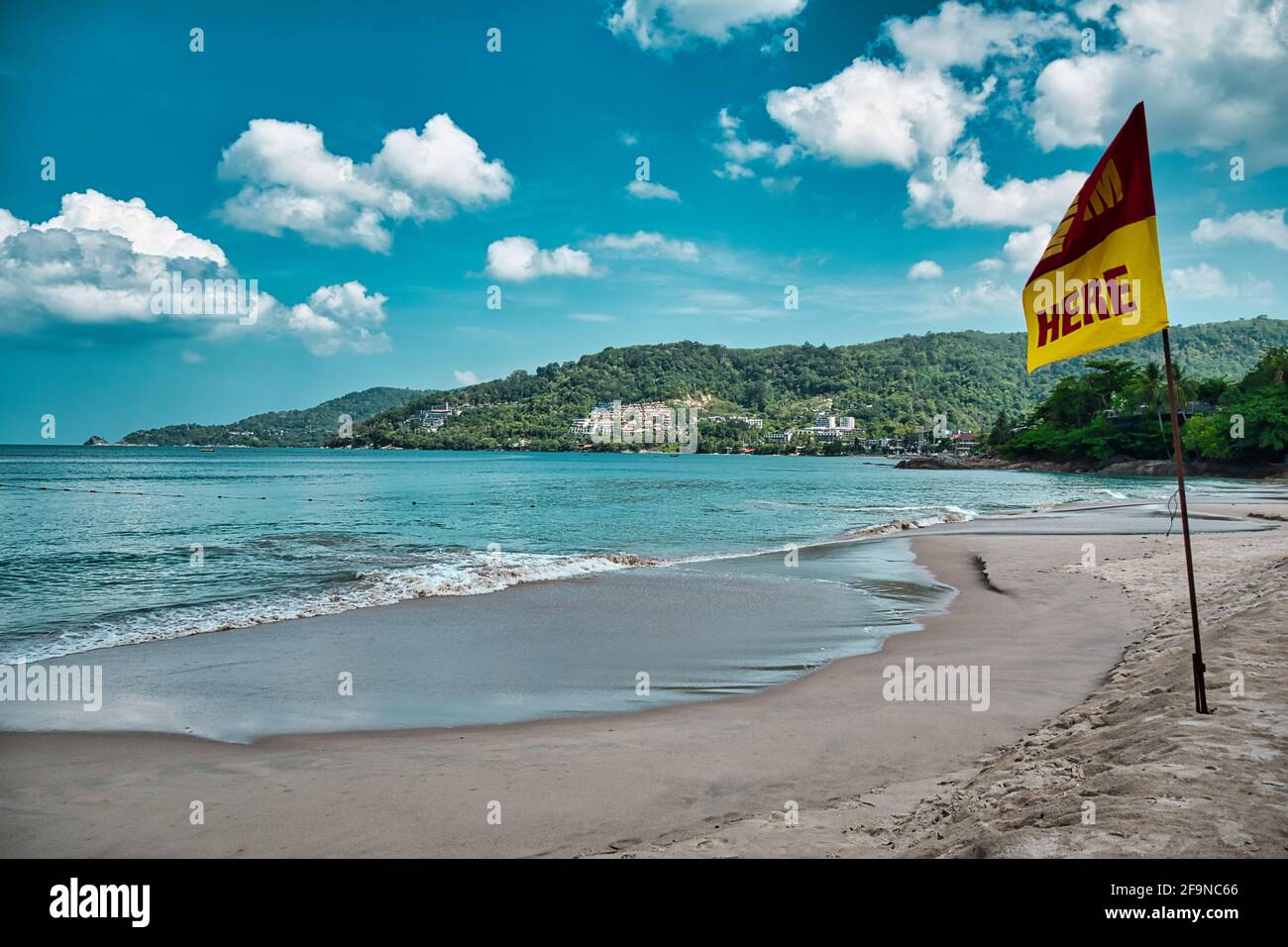 Phuket, Thailandia 19 aprile 2021 Spiaggia di Patong, vuota e tranquilla, con acque turchesi e cielo nuvoloso circo Foto Stock