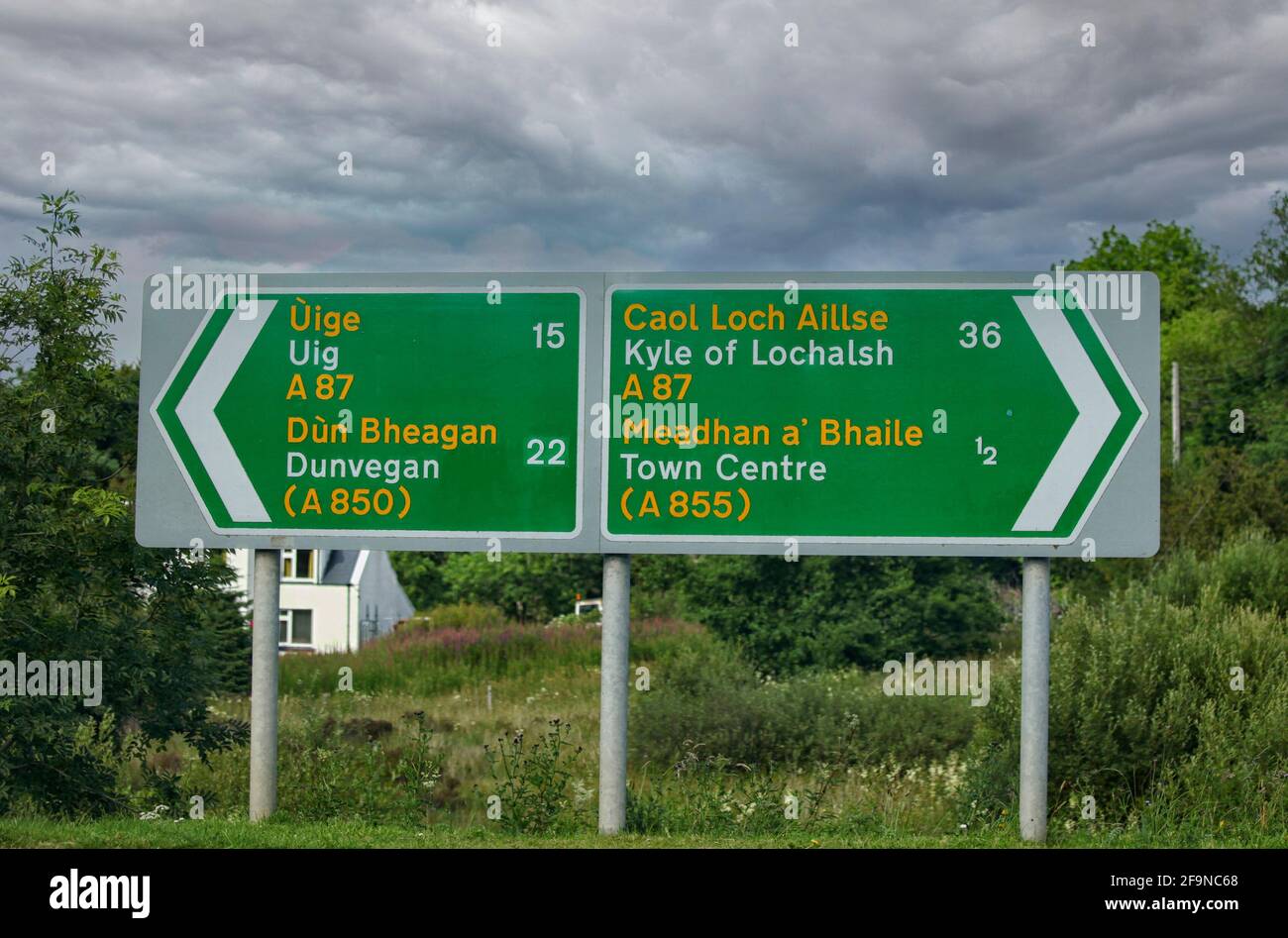 Segnaletica stradale bilingue nel nord-ovest della Scozia Foto Stock