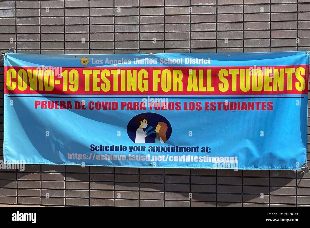 Un test COVID-19 per tutti gli studenti firmano alla James A. Garfield Senior High School, lunedì 19 aprile 2021, a Los Angeles, Foto Stock