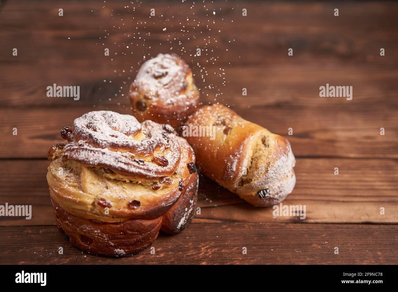 Tradizionale torta di pasqua Kraffin si erge su un tavolo di legno su uno sfondo scuro. Pane per le vacanze di primavera con spazio per le copie Foto Stock