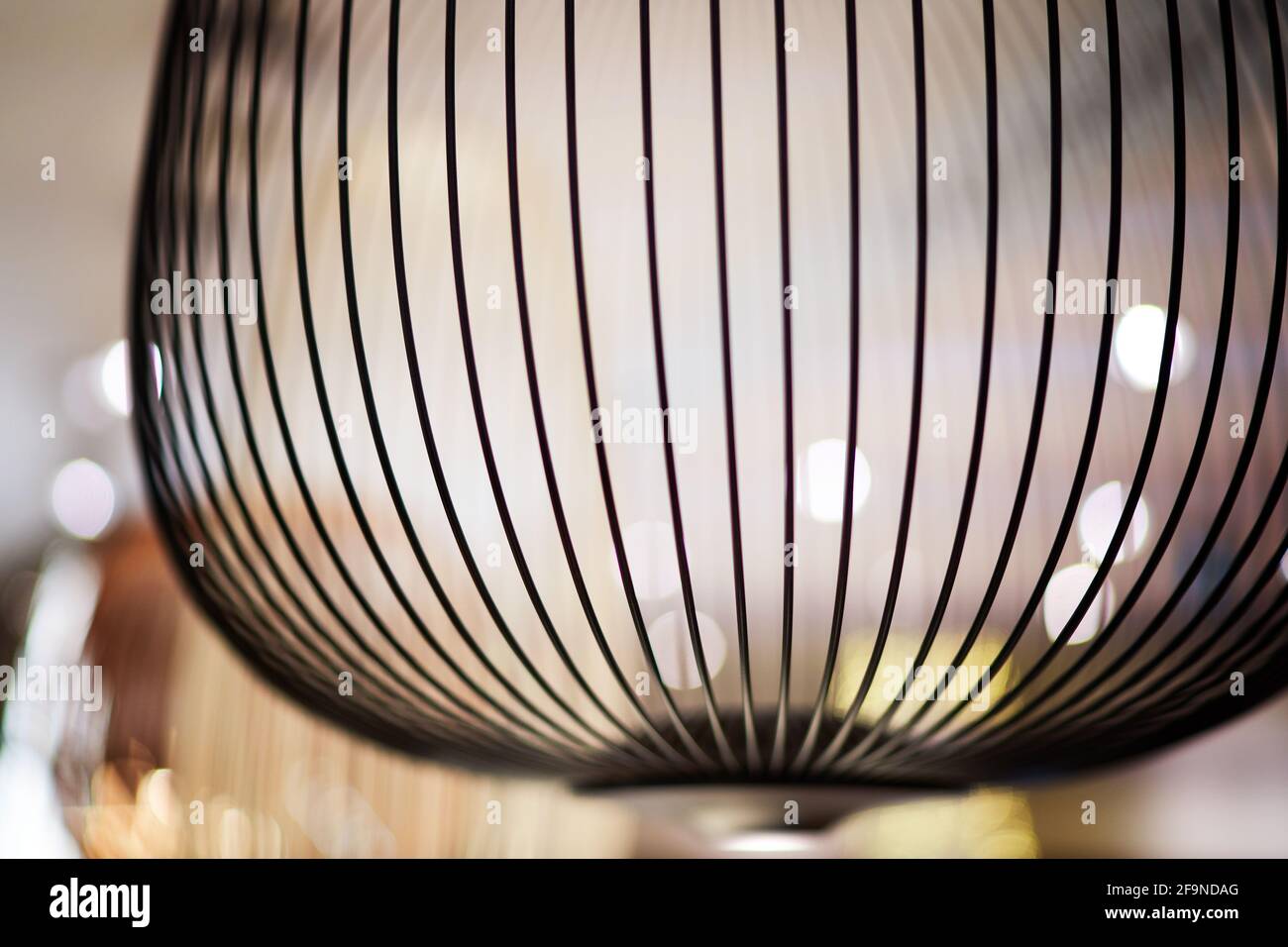Interni caldi e vintage, arredamento moderno, lampada contemporanea Foto Stock