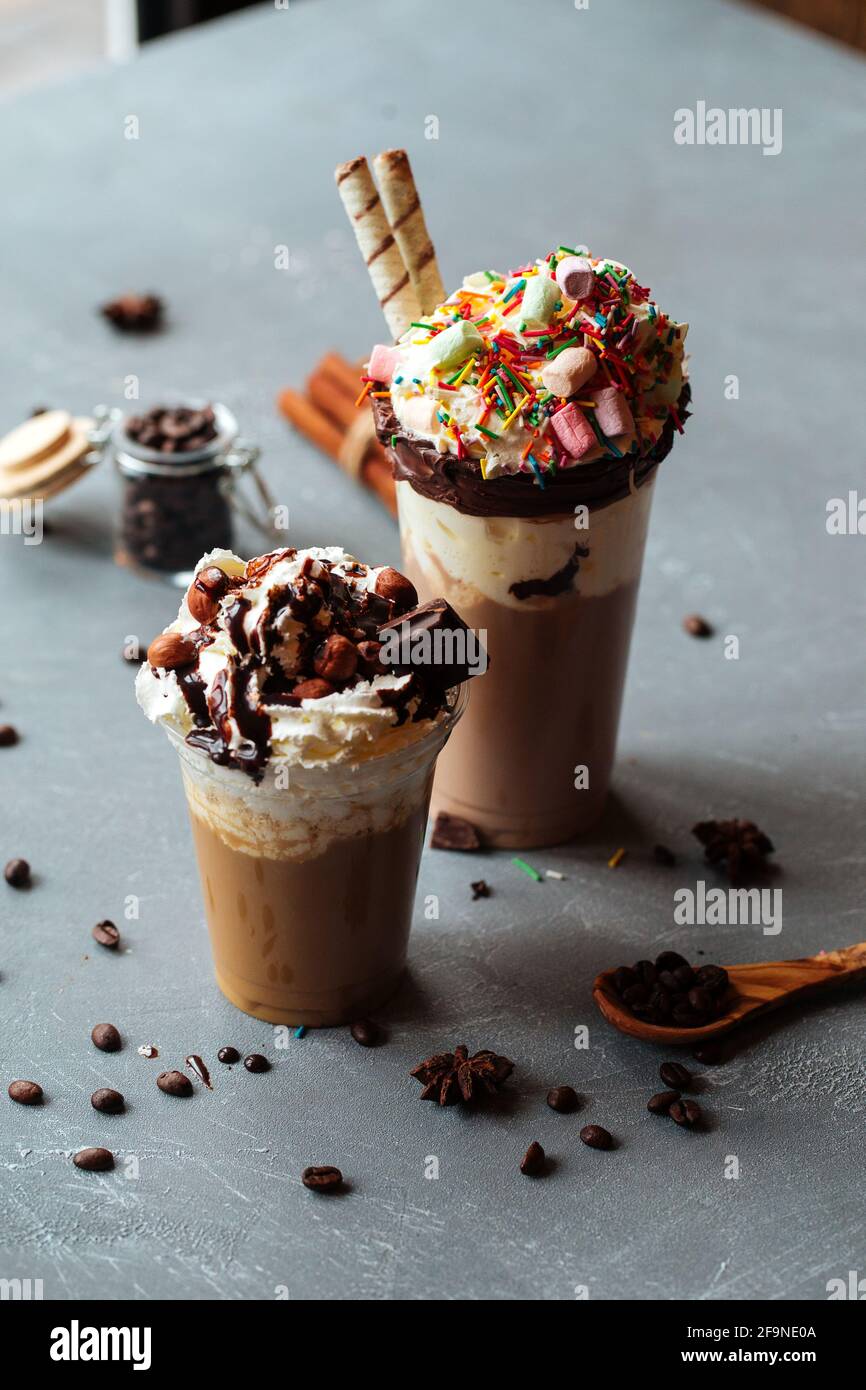 Bevande a base di caffè con panna montata e dolci Foto Stock