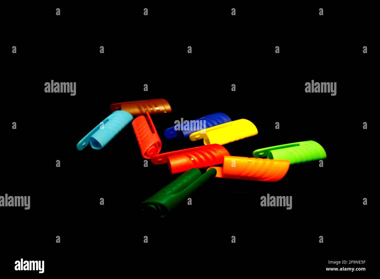 I finelini multicolore sono isolati in nero Foto Stock