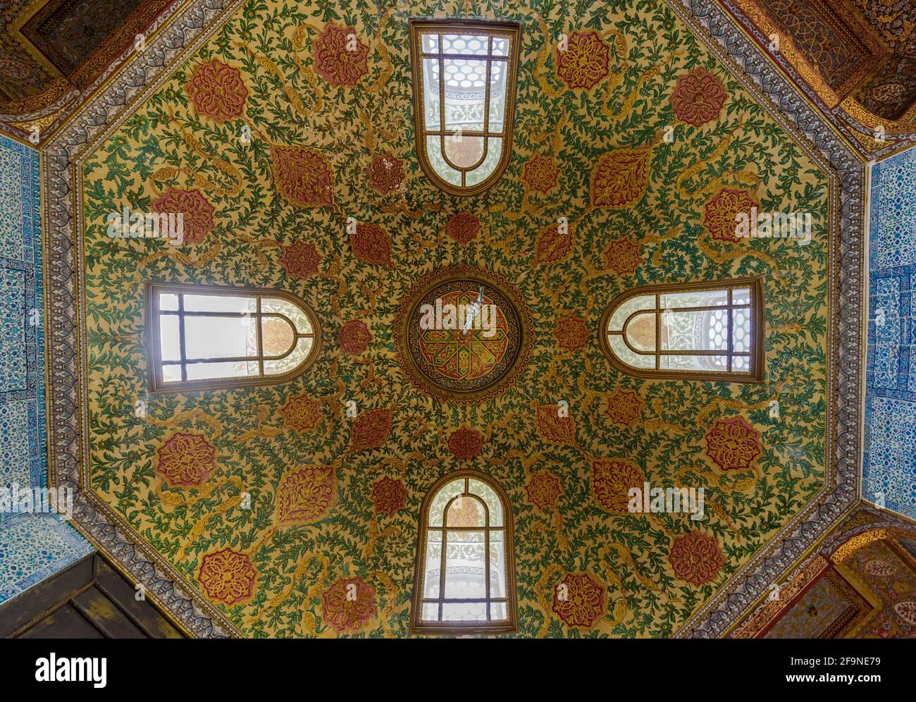 Istanbul, Turchia. Bella decorazione all'interno del palazzo Topkapi. Soffitto in una delle camere - la sala Circumcision. Interni incredibili in stile ottomano. Foto Stock
