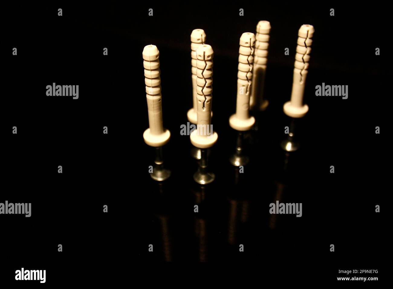Spina di riferimento a quattro pareti con vite isolata in nero con riflessioni Foto Stock