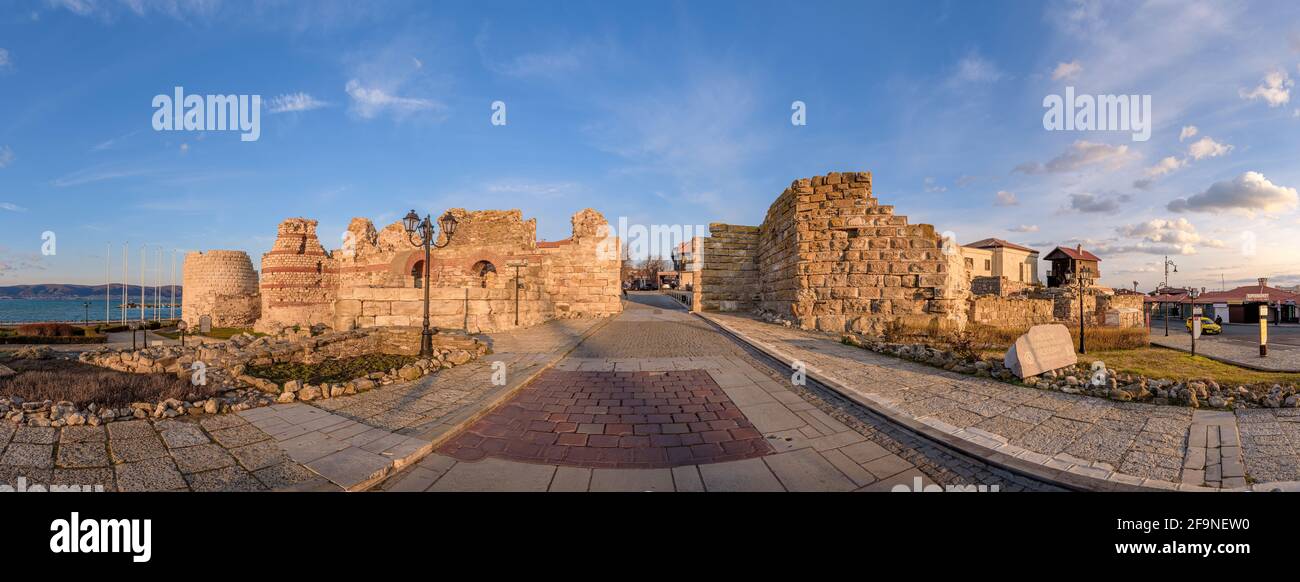 Nessebar, Burgas, Bulgaria. Le rovine e parti del muro della vecchia fortezza nel centro storico. L'antica città di Nesebar è un sito patrimonio dell'umanità dell'UNESCO Foto Stock