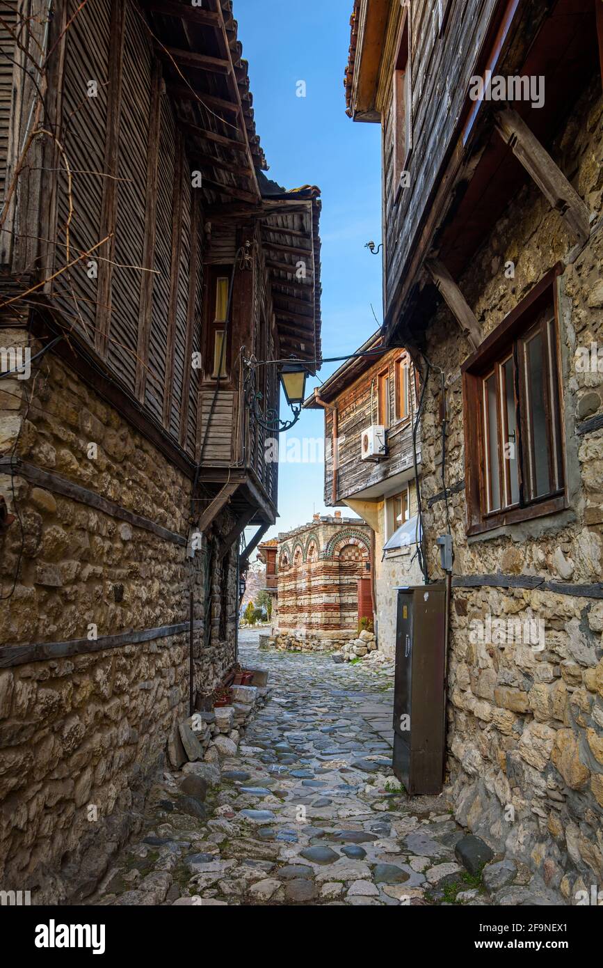 Nessebar, Burgas, Bulgaria. Vecchie case di legno nel centro storico di Nesebar Foto Stock