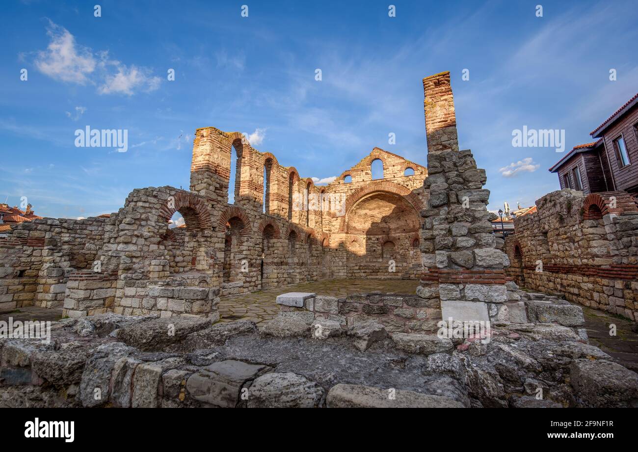 Rovine della chiesa bizantina di Santa Sofia nella città vecchia di Nessebar, Burgas, Bulgaria. L'antica città di Nesebar è un sito patrimonio dell'umanità dell'UNESCO. Foto Stock