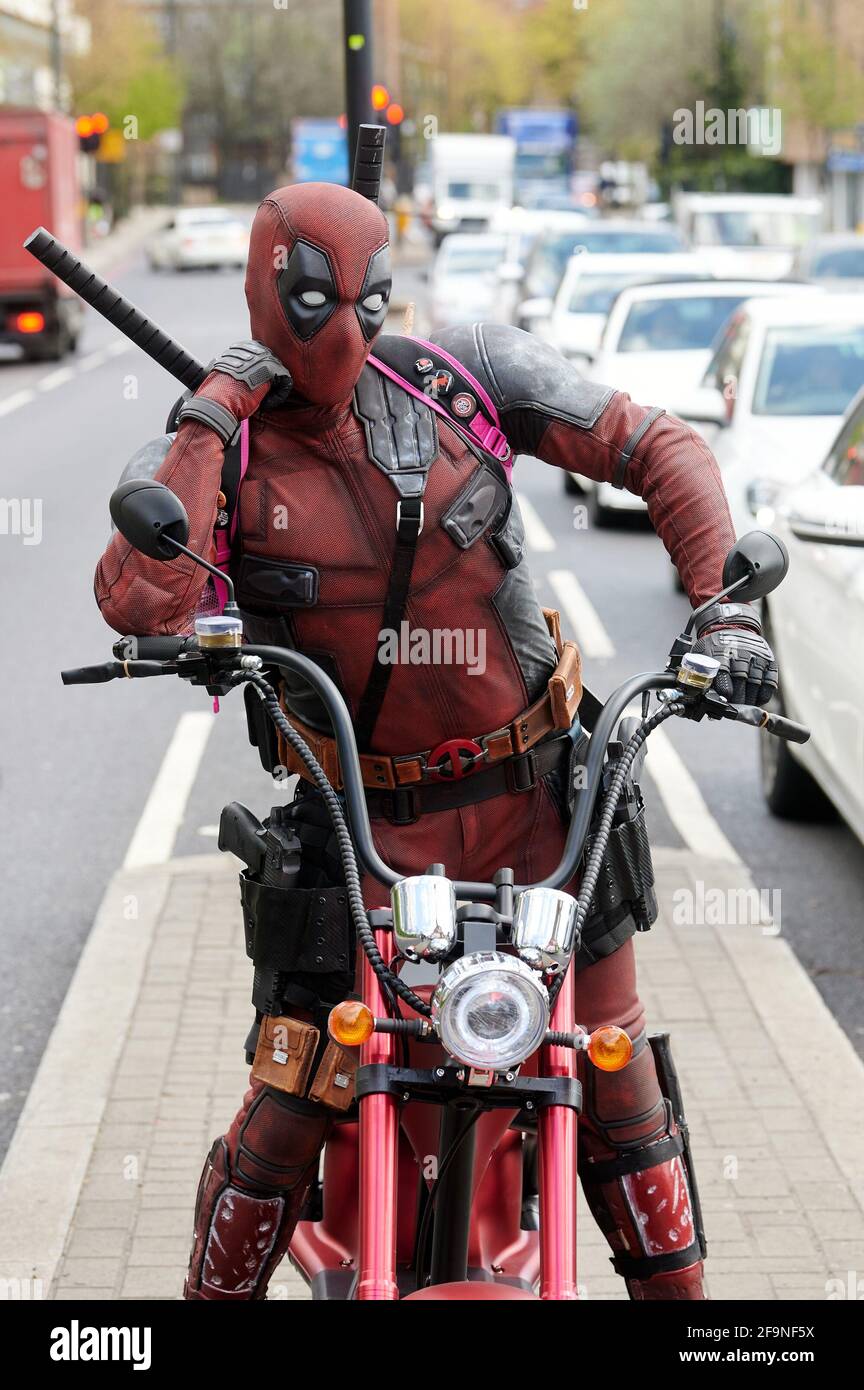 Deadpool (anche noto come Lucky Mecqueede) è stato scoperto a Londra questo fine settimana sulla sua moto elettrica. L'evento è stato organizzato da Stirlingeco to Foto Stock