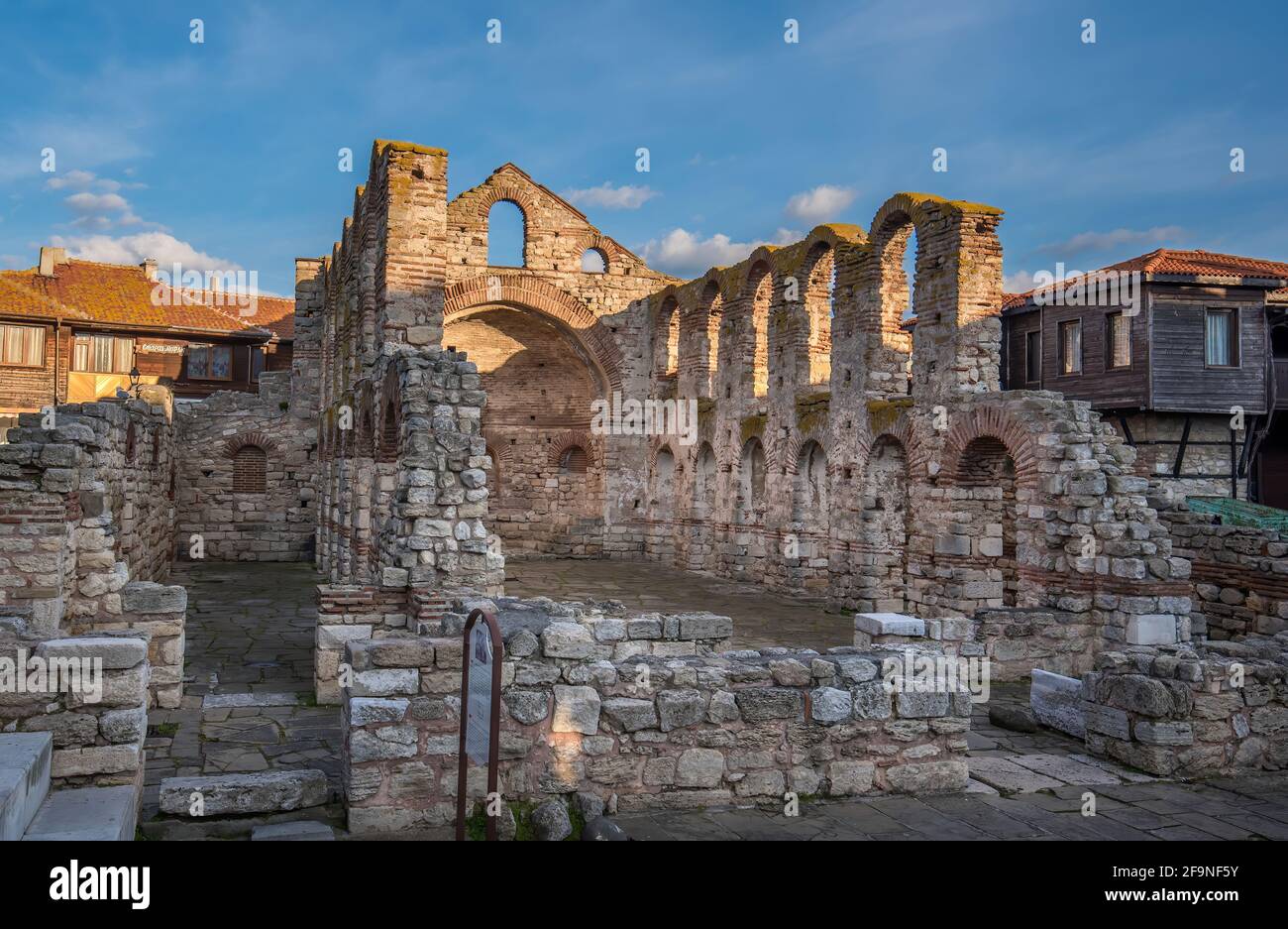 Rovine della chiesa bizantina di Santa Sofia nella città vecchia di Nessebar, Burgas, Bulgaria. L'antica città di Nesebar è un sito patrimonio dell'umanità dell'UNESCO. Foto Stock