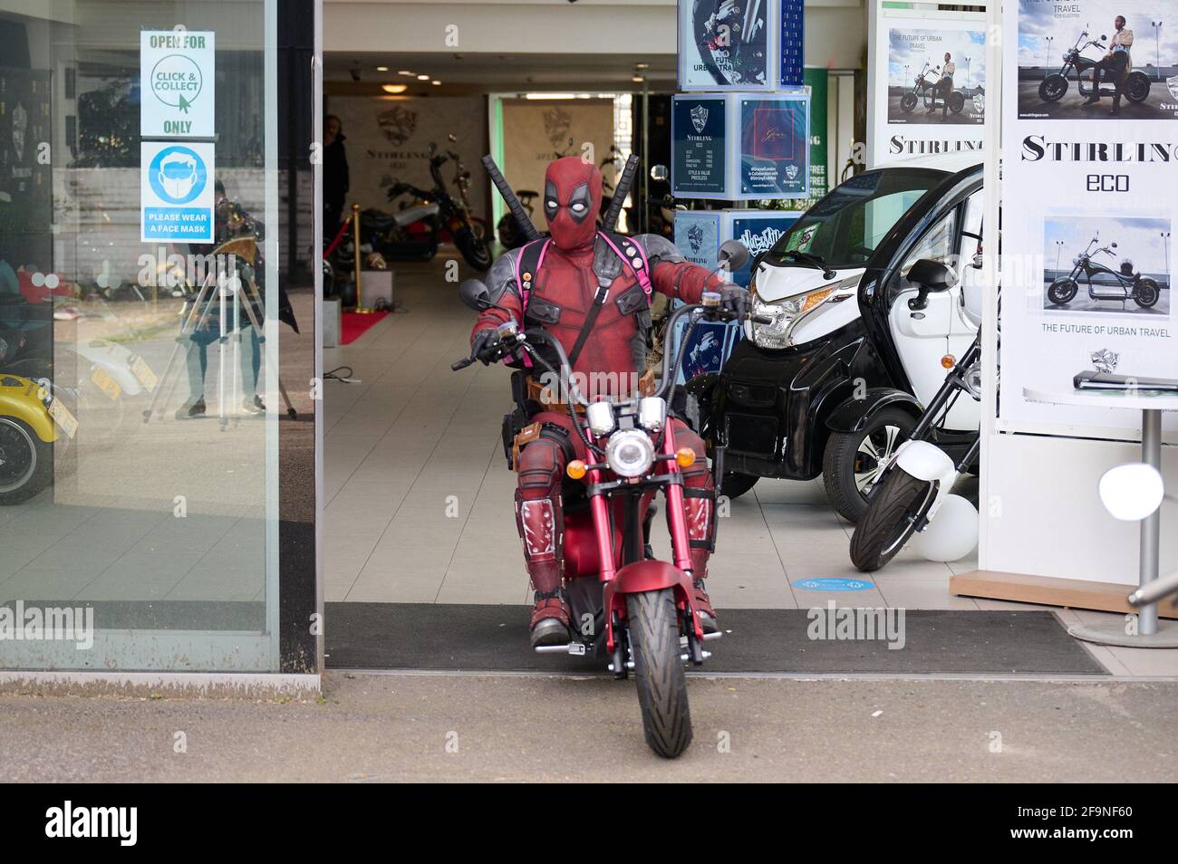 Deadpool (anche noto come Lucky Mecqueede) è stato scoperto a Londra questo fine settimana sulla sua moto elettrica. L'evento è stato organizzato da Stirlingeco to Foto Stock
