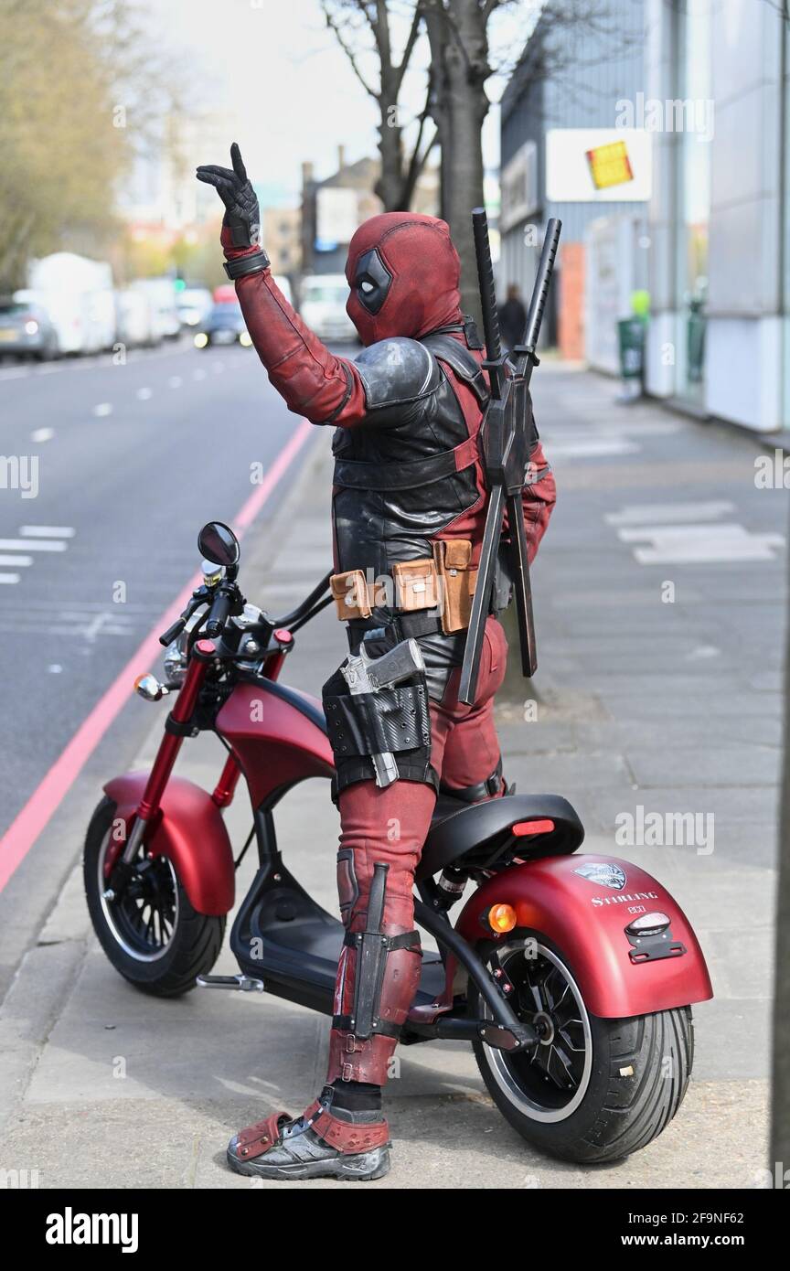 Deadpool (anche noto come Lucky Mecqueede) è stato scoperto a Londra questo fine settimana sulla sua moto elettrica. L'evento è stato organizzato da Stirlingeco to Foto Stock