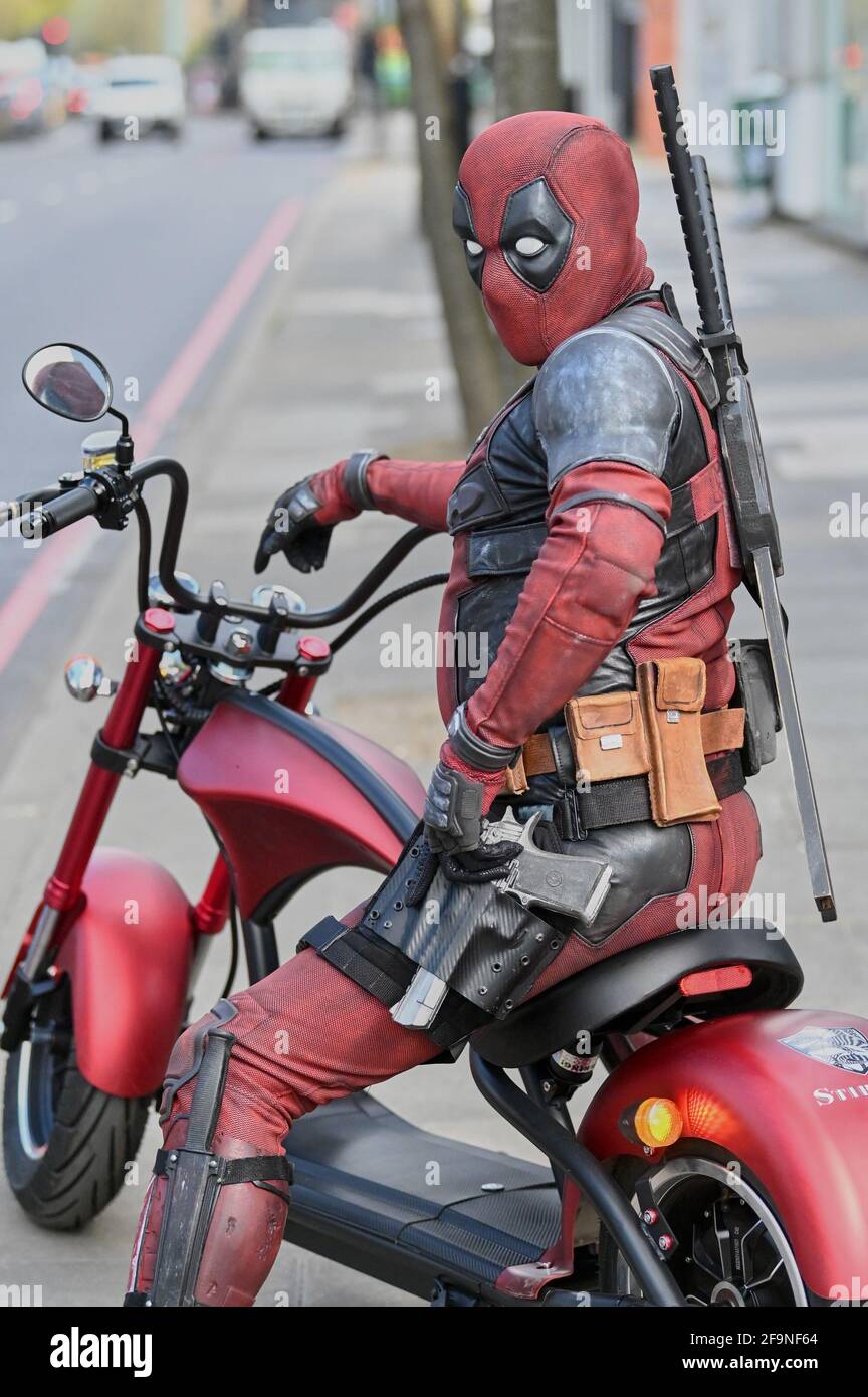 Deadpool (anche noto come Lucky Mecqueede) è stato scoperto a Londra questo fine settimana sulla sua moto elettrica. L'evento è stato organizzato da Stirlingeco to Foto Stock