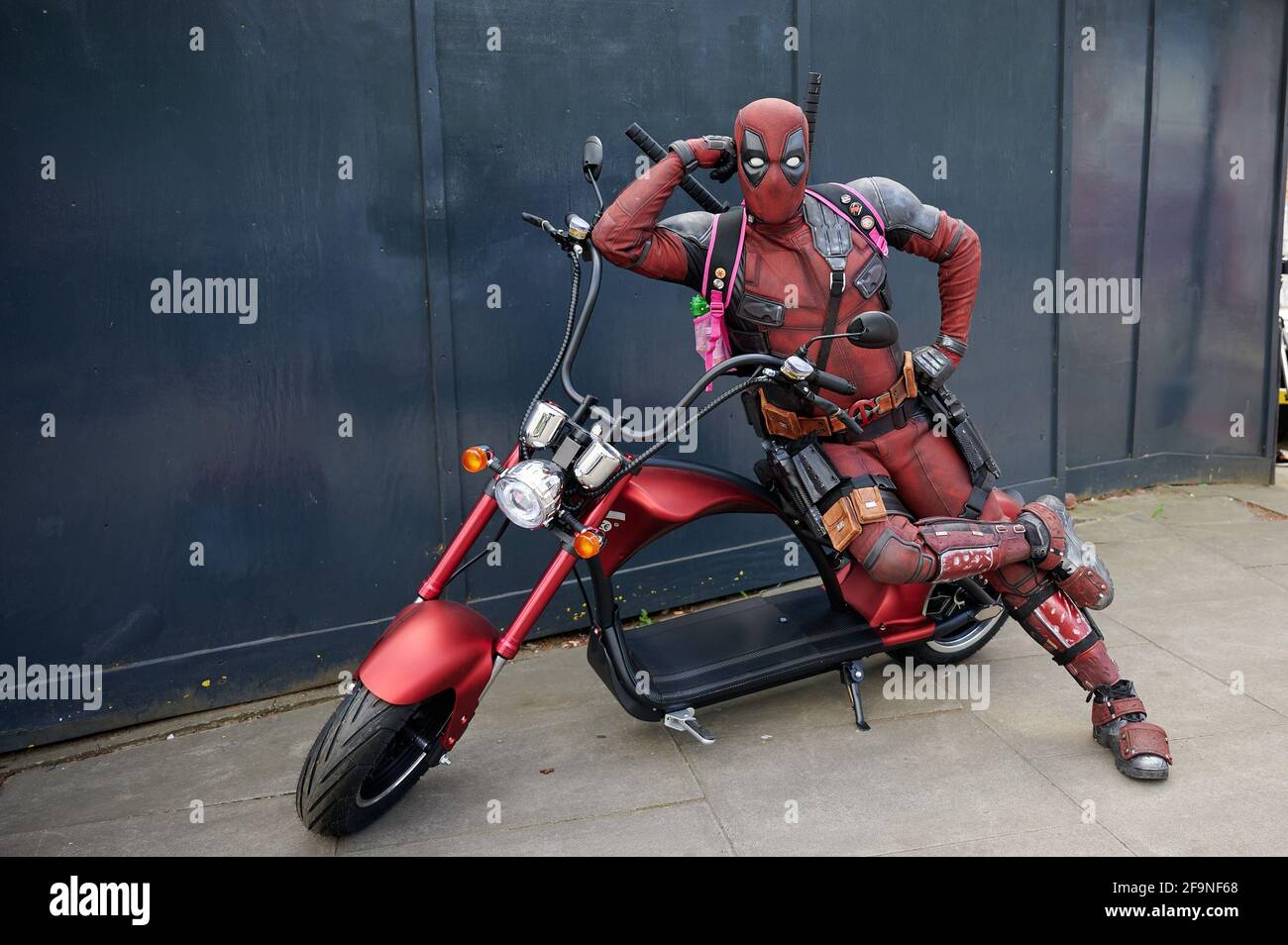 Deadpool (anche noto come Lucky Mecqueede) è stato scoperto a Londra questo fine settimana sulla sua moto elettrica. L'evento è stato organizzato da Stirlingeco to Foto Stock