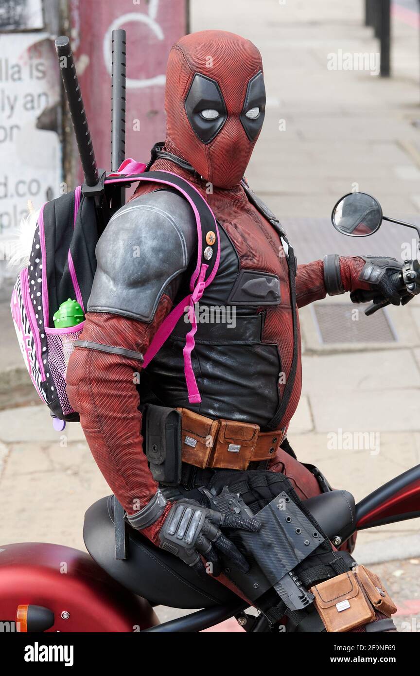Deadpool (anche noto come Lucky Mecqueede) è stato scoperto a Londra questo fine settimana sulla sua moto elettrica. L'evento è stato organizzato da Stirlingeco to Foto Stock
