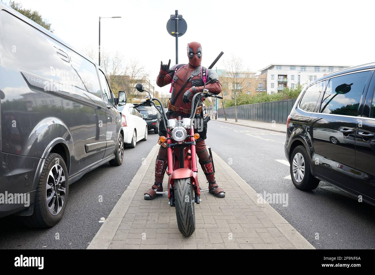 Deadpool (anche noto come Lucky Mecqueede) è stato scoperto a Londra questo fine settimana sulla sua moto elettrica. L'evento è stato organizzato da Stirlingeco to Foto Stock