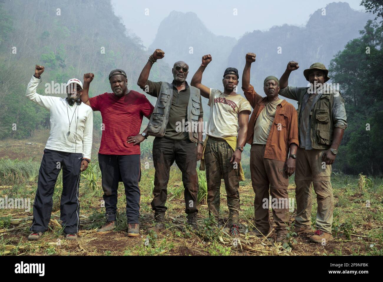 DELROY LINDO, SPIKE LEE, CLARKE PETERS, ISIAH WHITLOCK JR., JONATHAN MAJORS E NORM LEWIS IN DA 5 BLOODS (2020), DIRETTO DA SPIKE LEE. Credit: 40 ACRES & A MULE FILMWORKS / Album Foto Stock