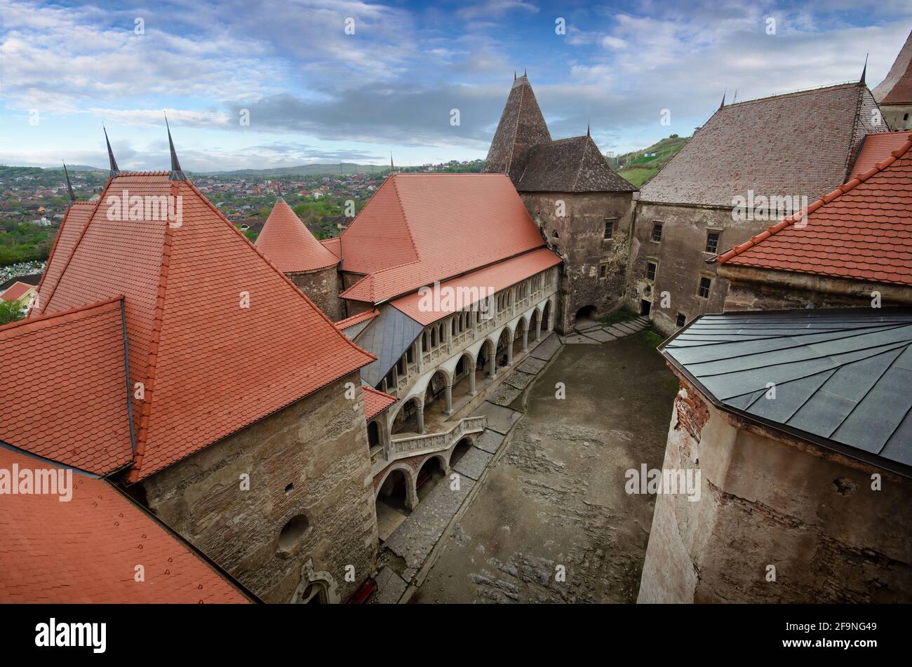 Il Castello di Corvin, il Castello di Hunyad o il Castello di Hunedoara è un castello gotico-rinascimentale di Hunedoara, nella regione della Transilvania, in Romania Foto Stock