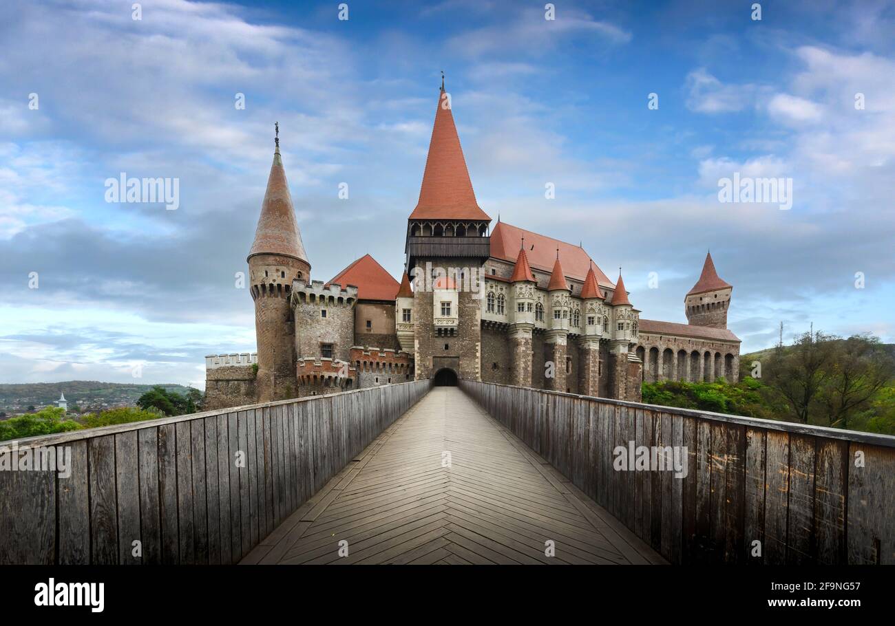 Il Castello di Corvin, il Castello di Hunyad o il Castello di Hunedoara è un castello gotico-rinascimentale di Hunedoara, nella regione della Transilvania, in Romania Foto Stock