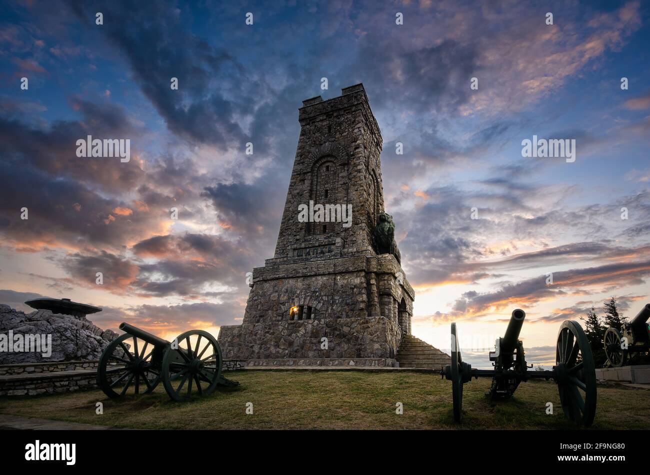 Il Monumento Shipka (Monumento della libertà) è una costruzione monumentale, sulla cima di Shipka nella montagna di Stara Planina, vicino alla città di Shipka, Bulgaria Foto Stock