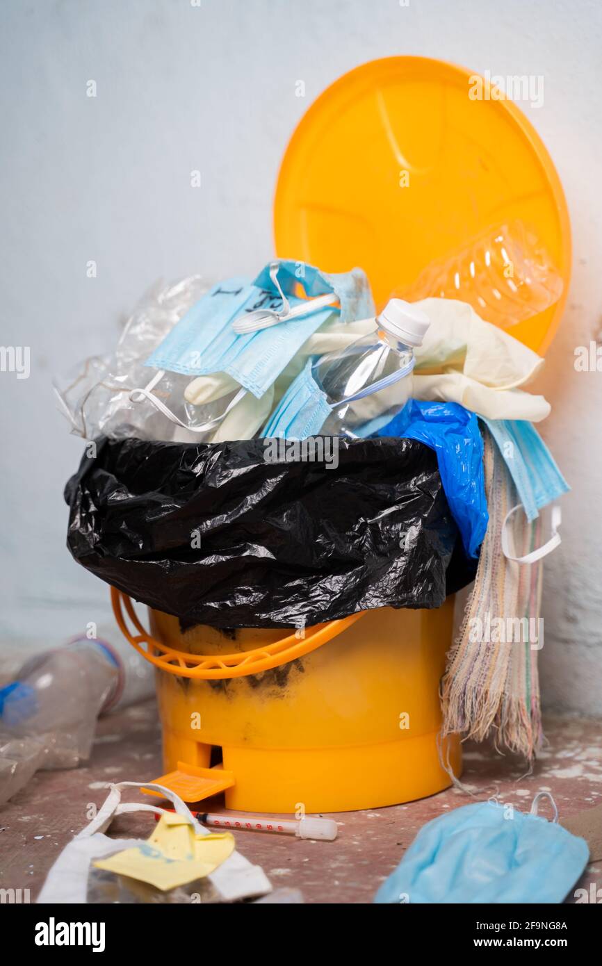 Archiviato o in più flusso singolo uso rifiuti medici su rifiuti bidone o cestino all'ospedale durante il coronavirus o covid-19 pandemia Foto Stock