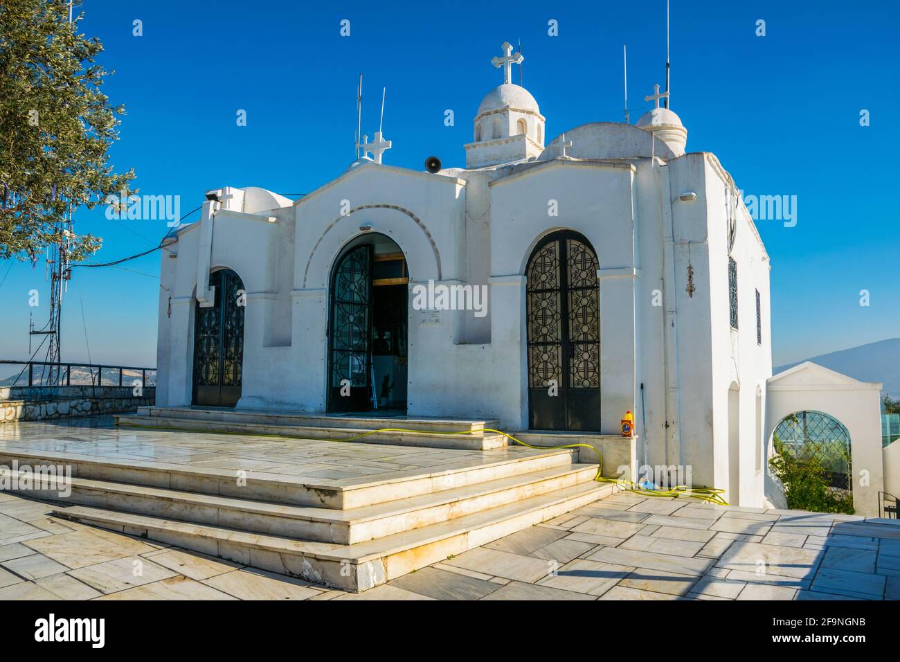 vista della chiesa di san giorgio situata sulla cima della collina di lycabetus ad atene. Foto Stock