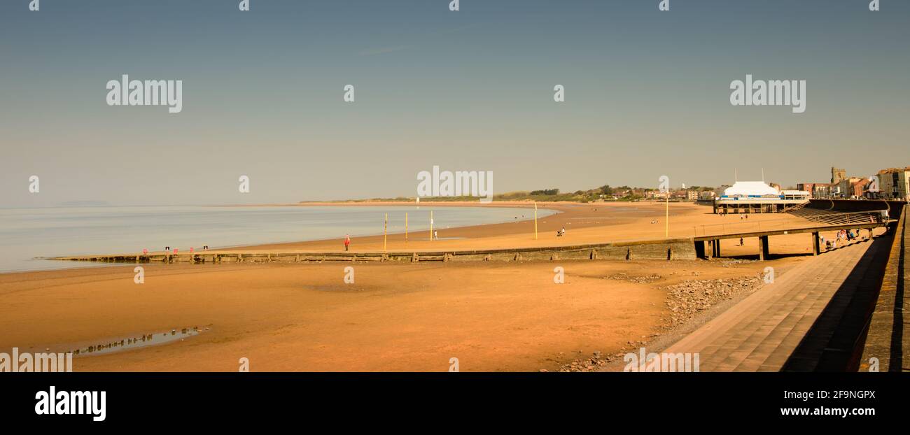 Burnham-on-Sea, Somerset, Regno Unito 19 aprile 2021 - Panorama della spiaggia in una giornata di sole primavera con molo e casa luminosa Foto Stock