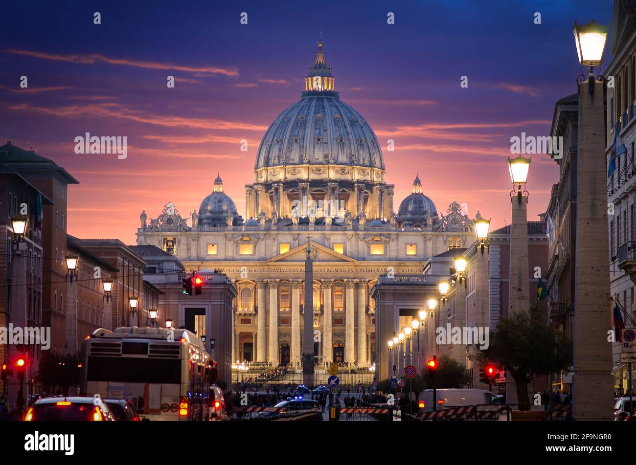 Basilica di San Pietro in Città del Vaticano a Roma, Italia e Via della conciliazione con un bel cielo al tramonto. Foto Stock