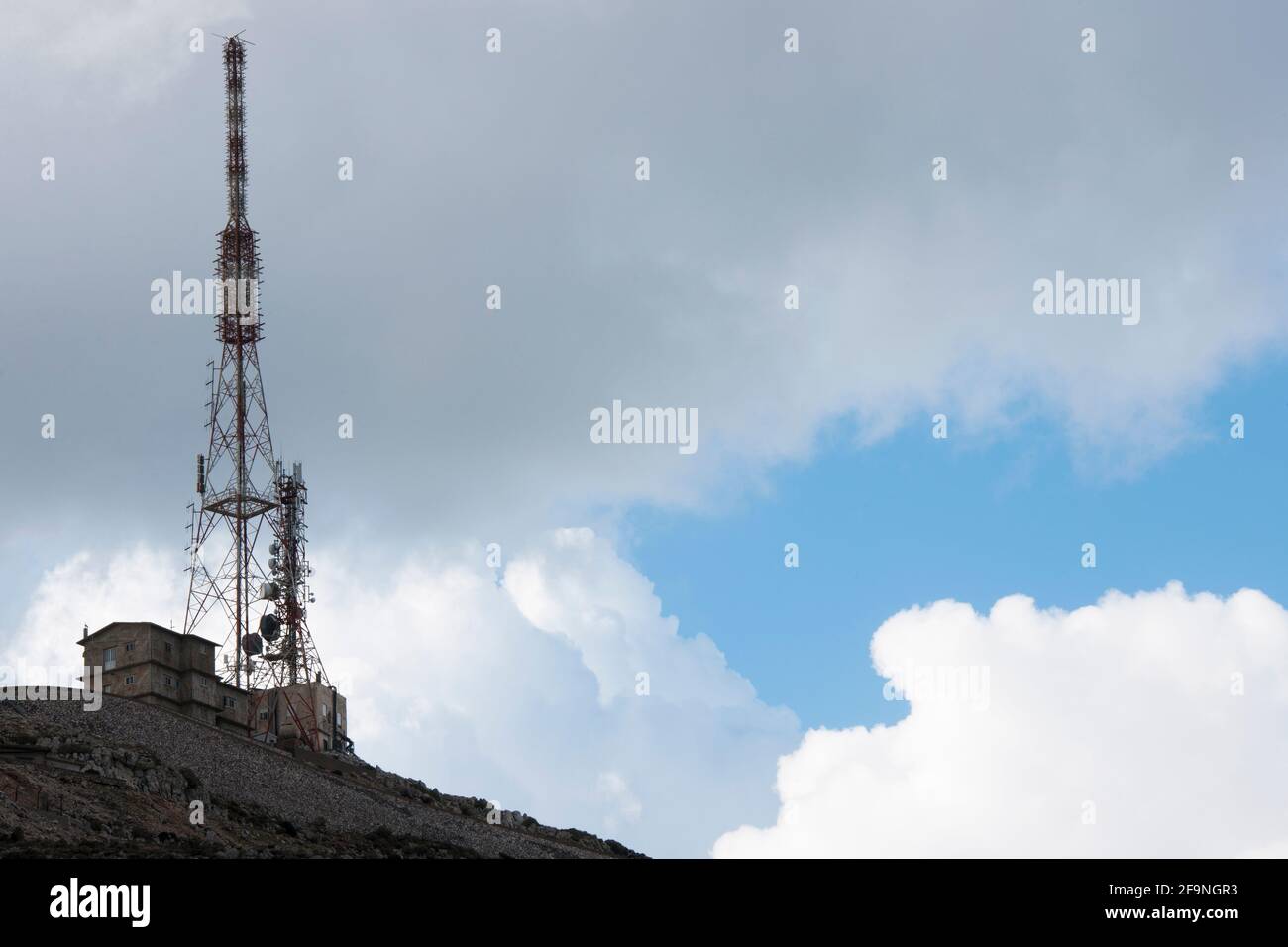 Vista delle installazioni di antenne telefoniche e di telecomunicazione dati nell'isola di Creta. Foto Stock