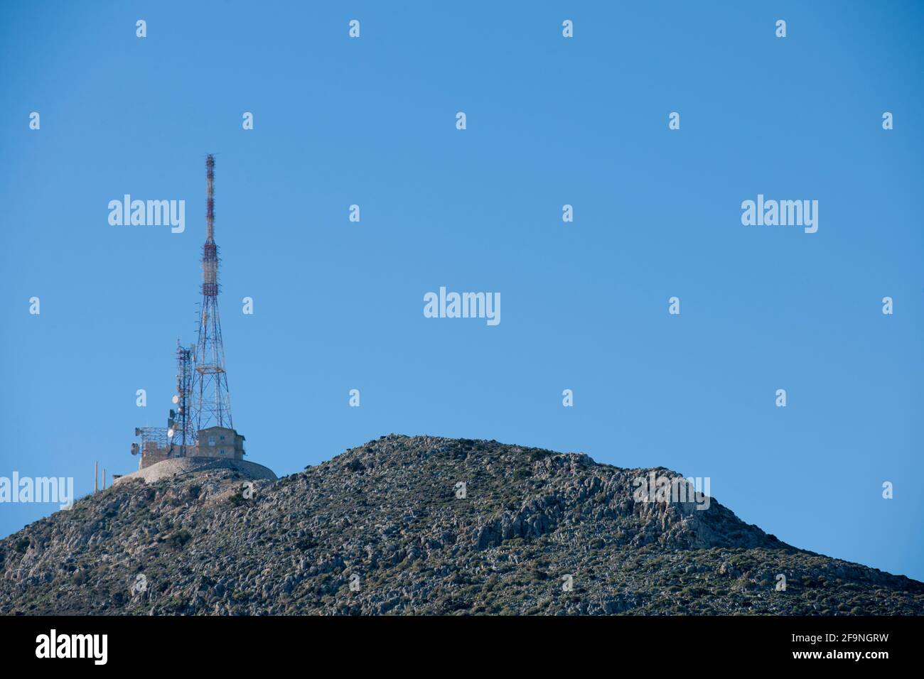 Vista delle installazioni di antenne telefoniche e di telecomunicazione dati nell'isola di Creta. Foto Stock