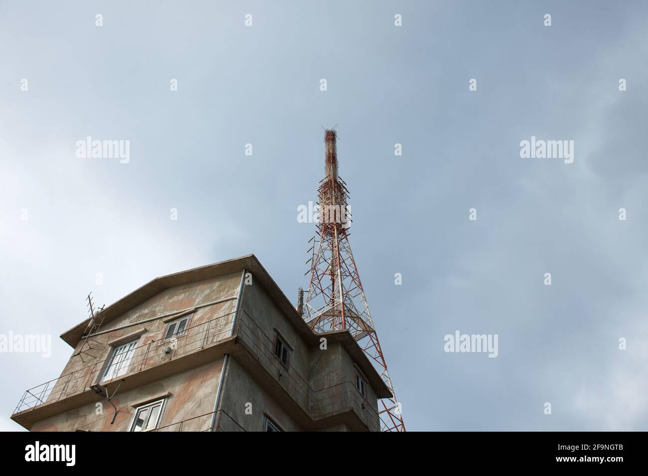Vista delle installazioni di antenne telefoniche e di telecomunicazione dati nell'isola di Creta. Foto Stock