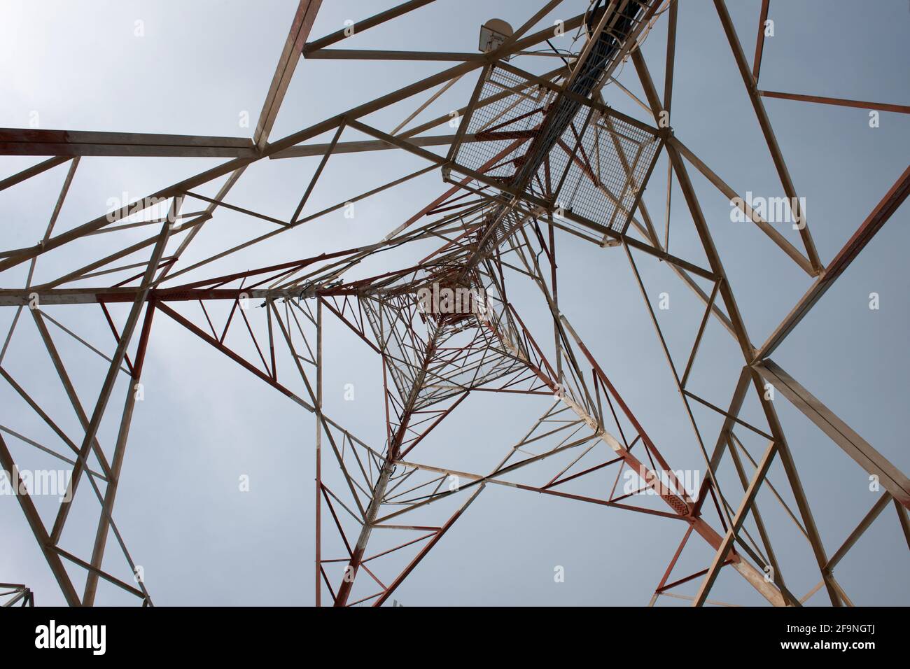 Vista delle installazioni di antenne telefoniche e di telecomunicazione dati nell'isola di Creta. Foto Stock