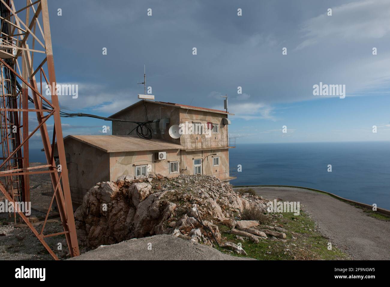 Vista delle installazioni di antenne telefoniche e di telecomunicazione dati nell'isola di Creta. Foto Stock