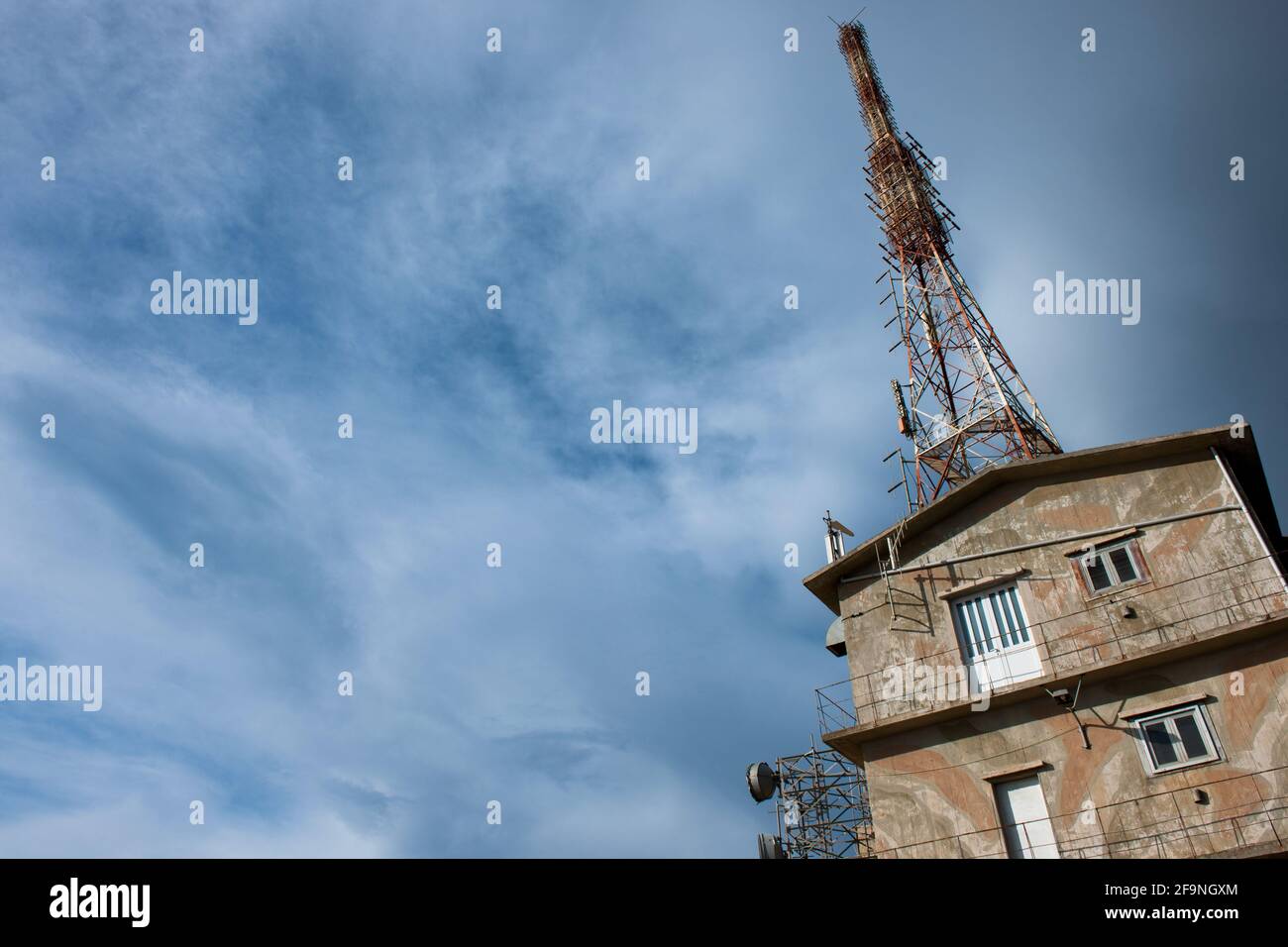 Vista delle installazioni di antenne telefoniche e di telecomunicazione dati nell'isola di Creta. Foto Stock
