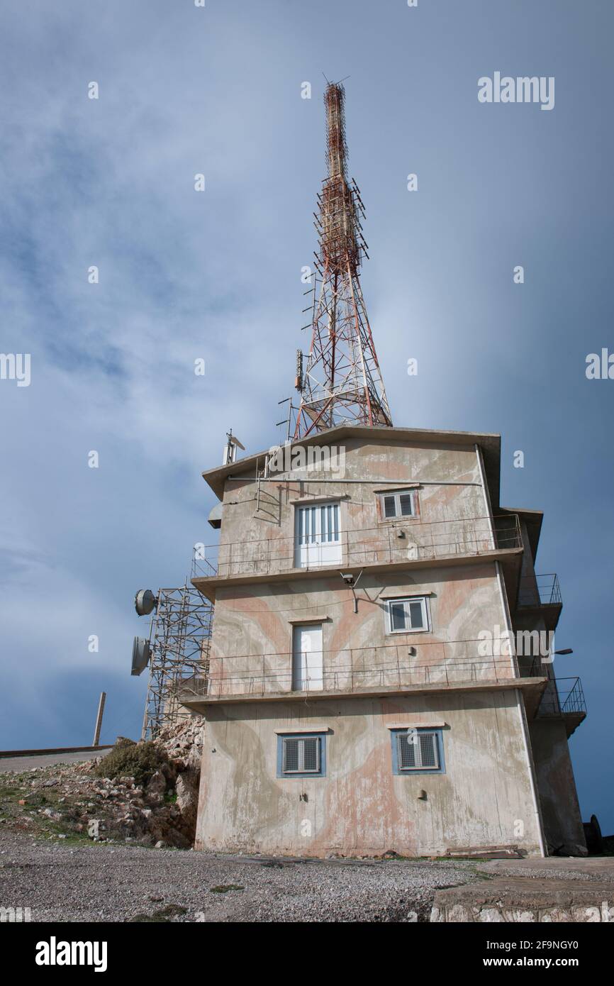 Vista delle installazioni di antenne telefoniche e di telecomunicazione dati nell'isola di Creta. Foto Stock