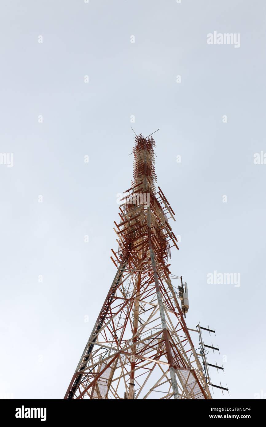 Vista delle installazioni di antenne telefoniche e di telecomunicazione dati nell'isola di Creta. Foto Stock