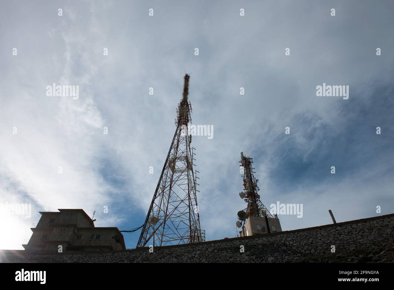 Vista delle installazioni di antenne telefoniche e di telecomunicazione dati nell'isola di Creta. Foto Stock