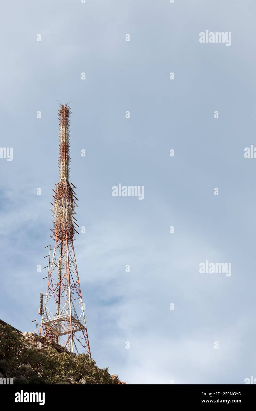 Vista delle installazioni di antenne telefoniche e di telecomunicazione dati nell'isola di Creta. Foto Stock