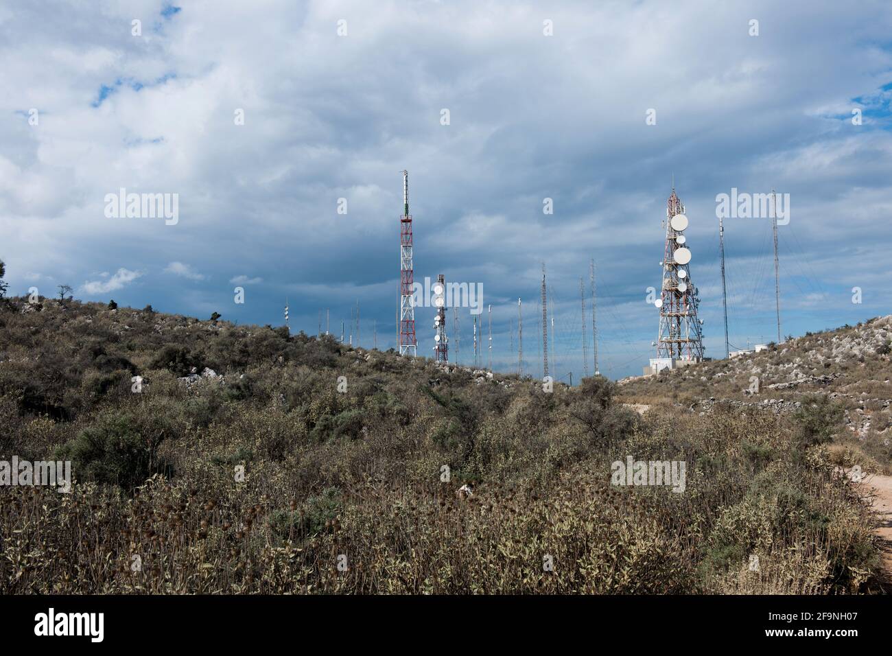 Vista delle installazioni di antenne telefoniche e di telecomunicazione dati nell'isola di Creta. Foto Stock