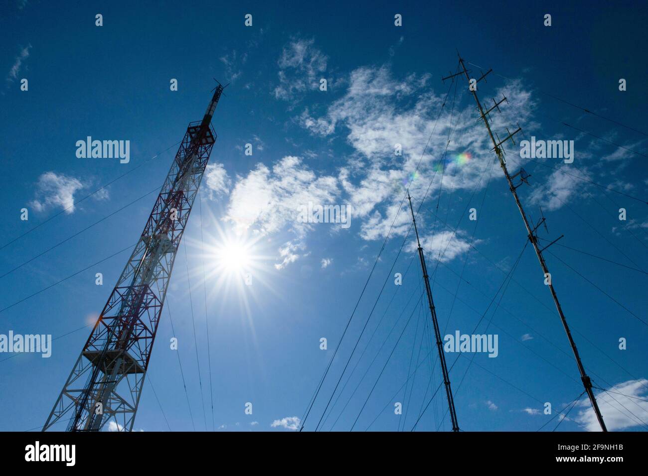 Vista delle installazioni di antenne telefoniche e di telecomunicazione dati nell'isola di Creta. Foto Stock